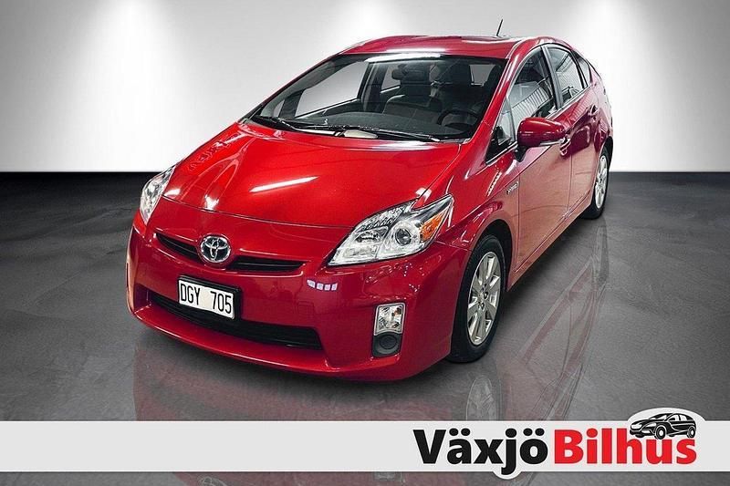 Mörkröd Begagnad 2010 Toyota Prius Halvkombi | 119 900 kr (Marknadspris) - Bild 1/2