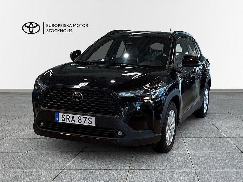 Svart Begagnad 2024 Toyota Corolla Cross Active SUV | 379 900 kr (Marknadspris) - Bild 1/4