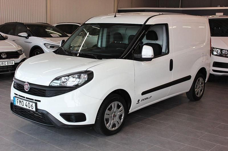 Vit Begagnad 2018 Fiat Doblò Minibuss | 104 500 kr (Marknadspris) - Bild 1/4