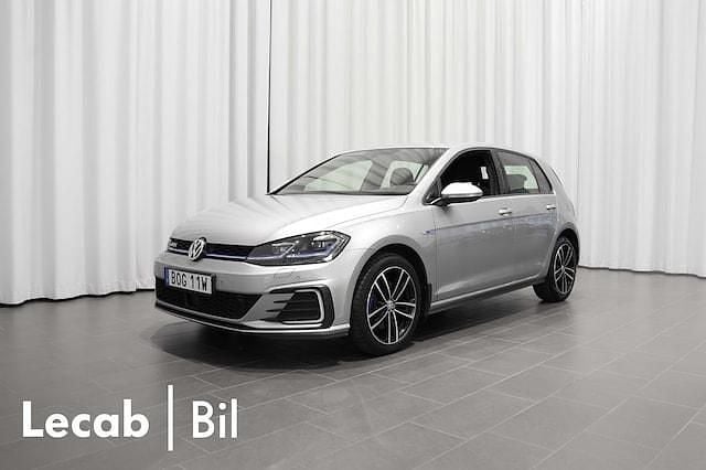 Silver (tungsten silver metallic) Begagnad 2020 VW Golf VIII GTE Sedan | 209 500 kr (Superpris) - Bild 1/4
