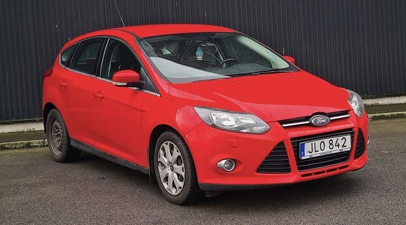 Röd Begagnad 2014 Ford Focus Titanium Halvkombi | 34 900 kr - Bild 1/4