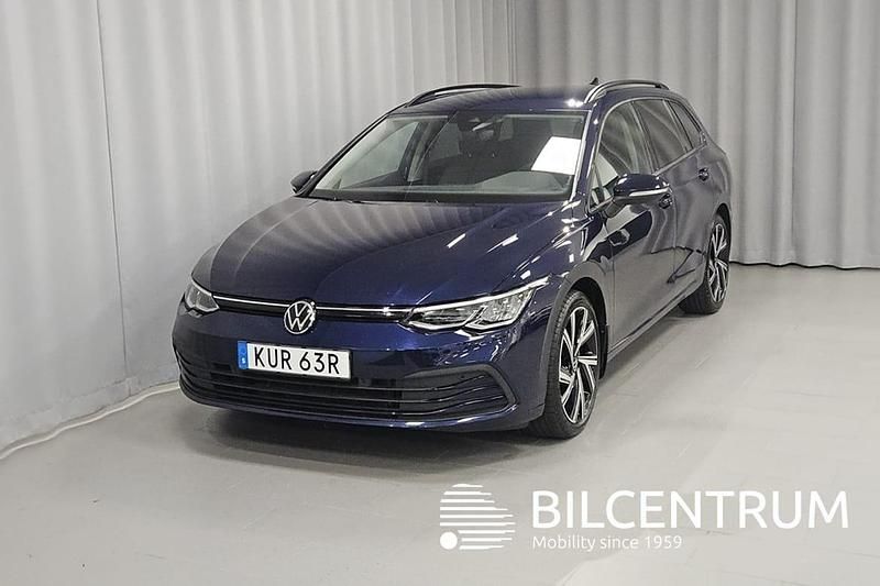 Mörkblå (blå) Begagnad 2024 VW Golf VIII Kombi | 309 900 kr (Marknadspris) - Bild 1/4
