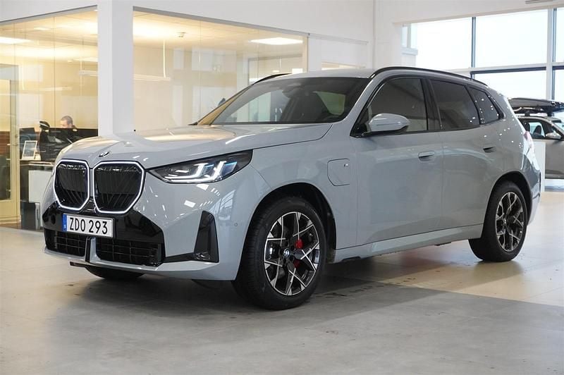 Grå Begagnad 2026 BMW X3 Comfort Edition SUV | 789 800 kr - Bild 1/4