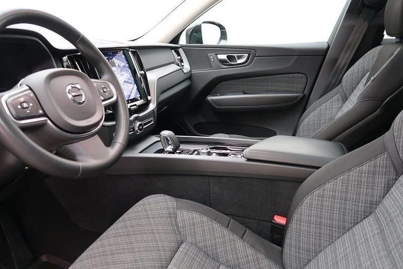 Begagnad Volvo XC60 Core 350 HK (257 kW) 2023 Svart SUV