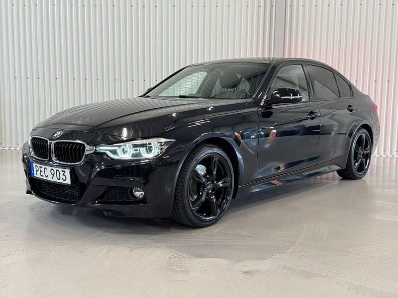Svart Begagnad 2017 BMW 320 M Sport Sedan | 204 900 kr (Marknadspris) - Bild 1/4