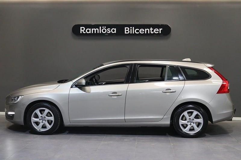 Brun Begagnad 2014 Volvo V60 Kinetic Kombi | 106 900 kr (Marknadspris) - Bild 1/4