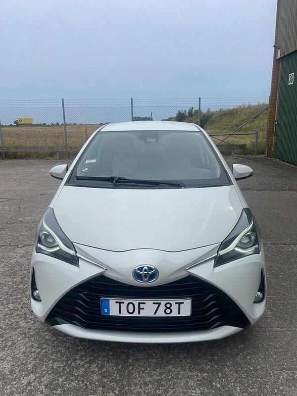 Vit Begagnad 2018 Toyota Yaris Hybrid Halvkombi | 119 000 kr (Marknadspris) - Bild 1/4