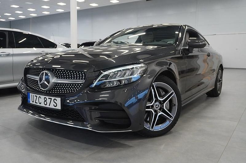 Grå Begagnad 2022 Mercedes C300 AMG Sportkupé | 429 900 kr (Marknadspris) - Bild 1/4