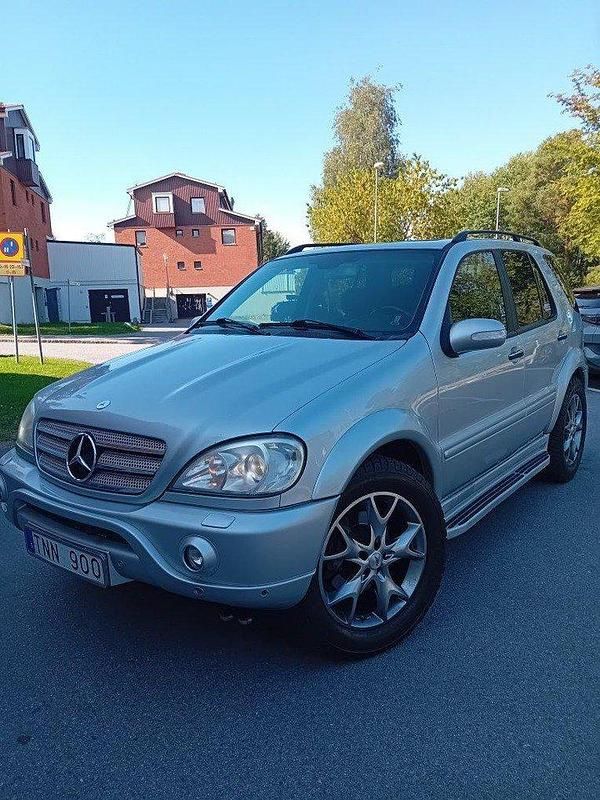 Grå Begagnad 2003 Mercedes ML55 AMG AMG SUV | 85 000 kr - Bild 1/4