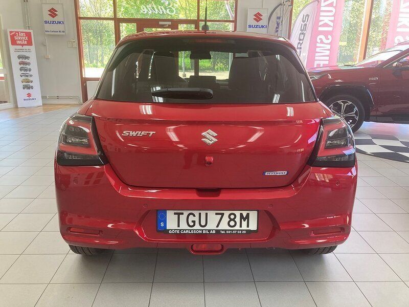Begagnad Suzuki Swift 83 HK (61 kW) 2024 Röd Halvkombi