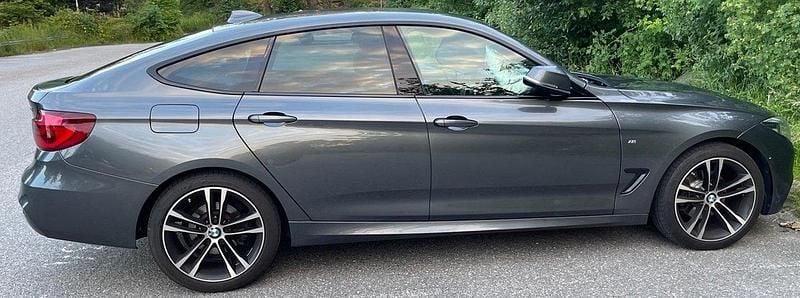 Grå Begagnad 2020 BMW 320 Gran Turismo M Sport Halvkombi | 248 000 kr (Marknadspris) - Bild 1/4