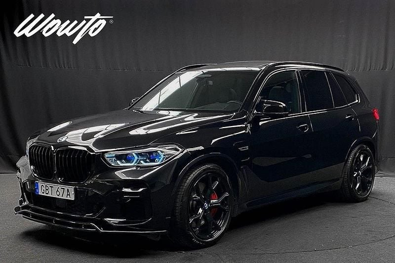 Svart Begagnad 2022 BMW X5 iPerformance SUV | 699 800 kr (Lite dyr) - Bild 1/3