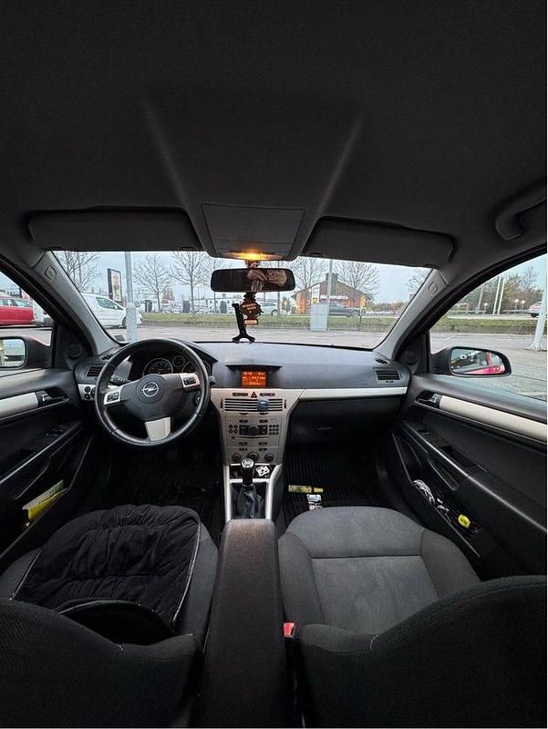 Begagnad 2007 Opel Astra Halvkombi | 15 000 kr (Marknadspris) - Bild 1/4