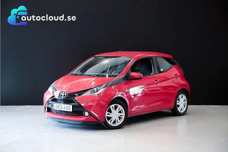 Röd Begagnad 2016 Toyota Aygo X-play Halvkombi | 99 800 kr (Marknadspris) - Bild 1/4