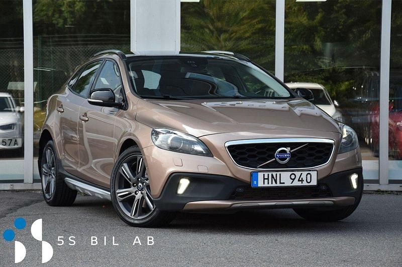 Brun Begagnad 2014 Volvo V40 CC Kombi | 149 900 kr (Marknadspris) - Bild 1/4