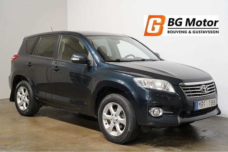 Mörkblå (blå) Begagnad 2011 Toyota RAV4 SUV | 99 800 kr (Marknadspris) - Bild 1/4