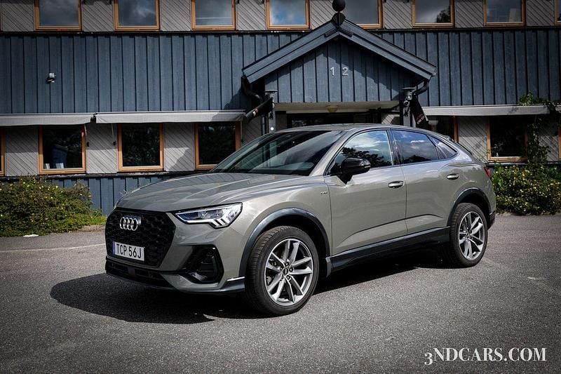 Grå Begagnad 2019 Audi Q3 Sportback S-Line SUV | 399 900 kr (Dyr) - Bild 1/4