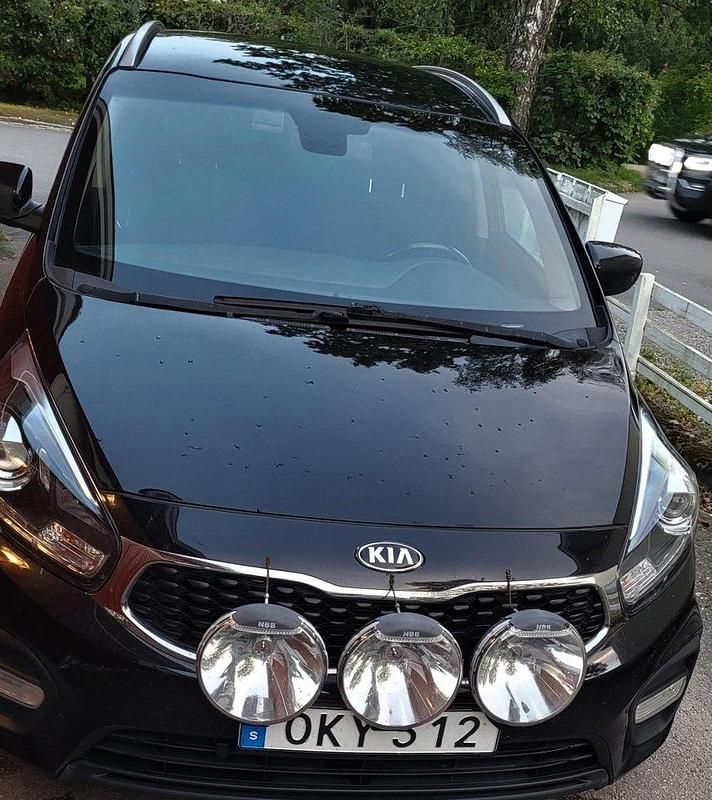 Svart Begagnad 2017 Kia Carens 2 Minibuss | 104 000 kr (Marknadspris) - Bild 1/4