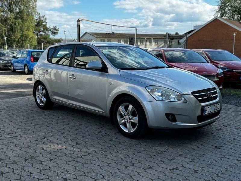 Silver Begagnad 2008 Kia Ceed Halvkombi | 25 900 kr (Bra pris) - Bild 1/4
