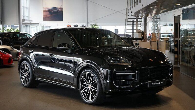 Svart Ny 2025 Porsche Cayenne SUV | 1 549 800 kr (Marknadspris) - Bild 1/4