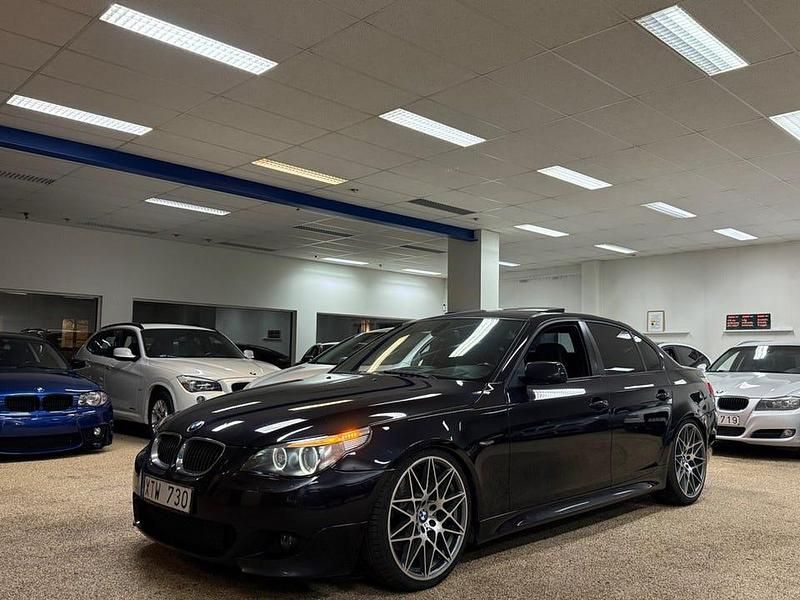 Mörkblå Begagnad 2006 BMW 530 M Sport Sedan | 109 500 kr - Bild 1/4