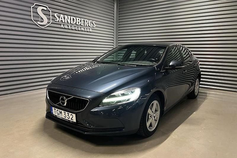 Mörkblå Begagnad 2017 Volvo V40 Momentum Halvkombi | 159 500 kr (Marknadspris) - Bild 1/4