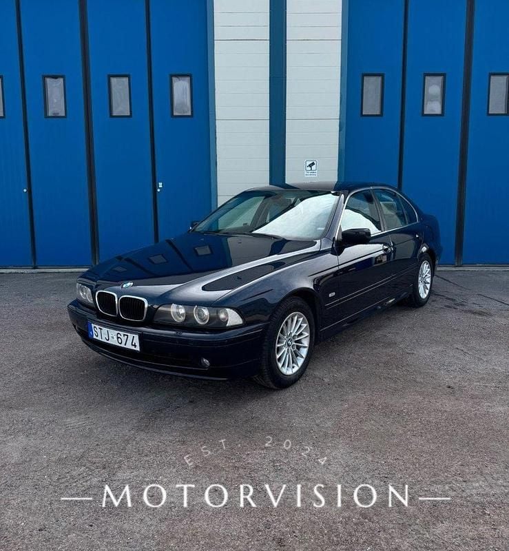 Blå Begagnad 2001 BMW 525 Sedan | 84 900 kr (Marknadspris) - Bild 1/4
