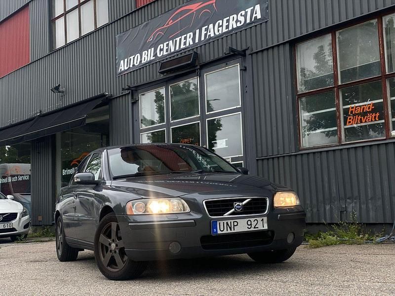 Grå Begagnad 2006 Volvo S60 Kinetic Sedan | 34 900 kr (Marknadspris) - Bild 1/4