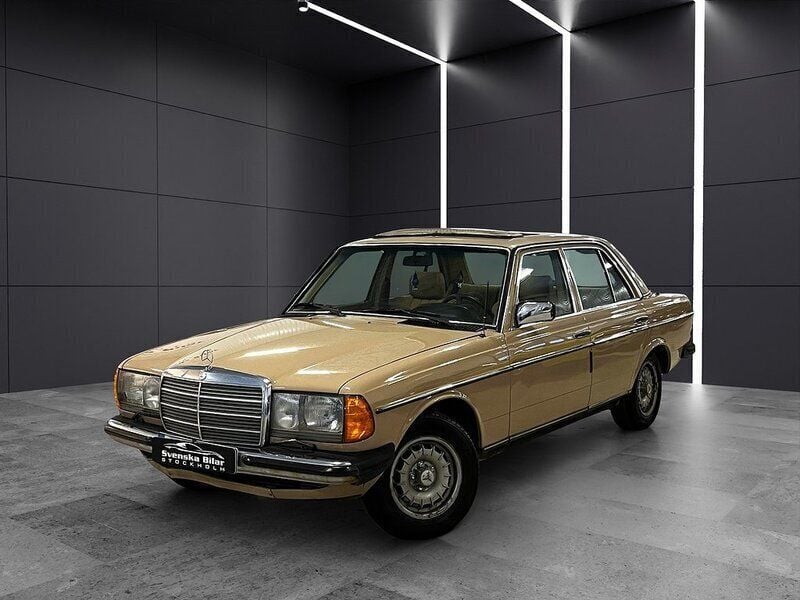 Gul Begagnad 1983 Mercedes 200 Sedan | 104 900 kr - Bild 1/4