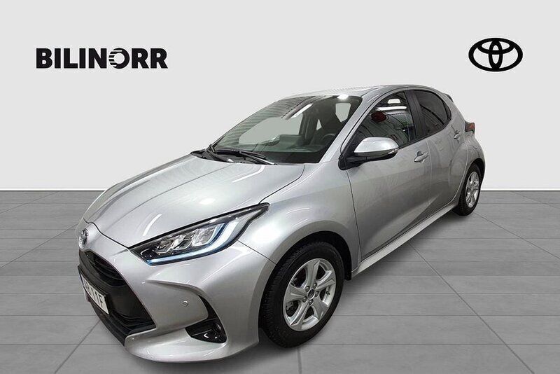 Silver Begagnad 2023 Toyota Yaris Hybrid Active Halvkombi | 249 900 kr (Lite dyr) - Bild 1/4