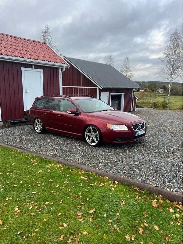 Röd Begagnad 2010 Volvo V70 Momentum Kombi | 75 000 kr (Bra pris) - Bild 1/4