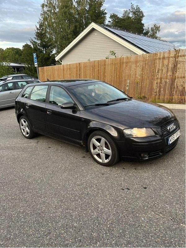 Grå Begagnad 2005 Audi A3 Sportback Comfort Halvkombi | 35 000 kr (Bra pris) - Bild 1/4