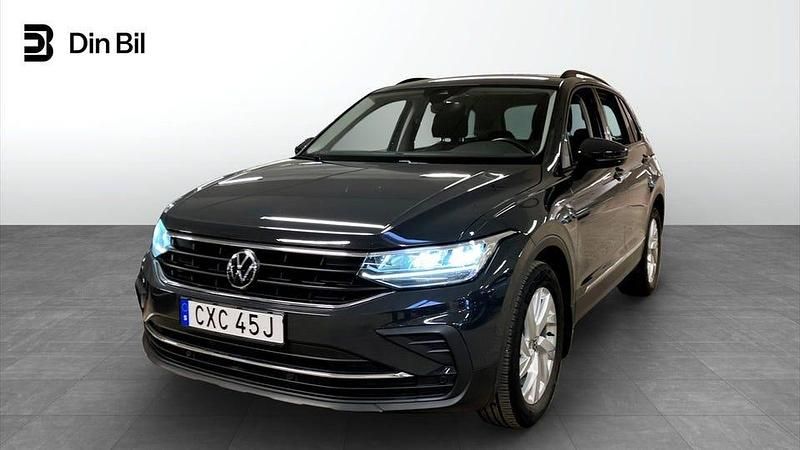Grå Begagnad 2022 VW Tiguan SUV | 279 800 kr (Marknadspris) - Bild 1/4