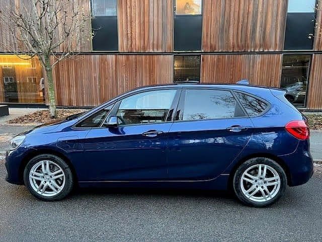 Blå Begagnad 2020 BMW 225 Active Tourer iPerformance Minibuss | 228 502 kr - Bild 1/4