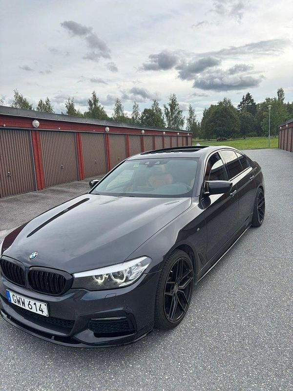 Grå Begagnad 2017 BMW 520 M Sport Sedan | 279 000 kr (Marknadspris) - Bild 1/4