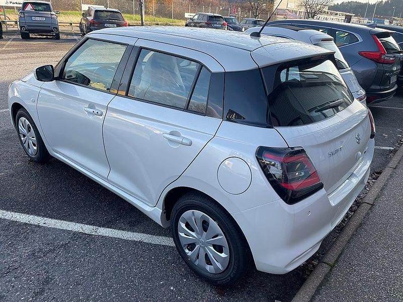 Begagnad Suzuki Swift 83 HK (61 kW) 2024 Vit Halvkombi