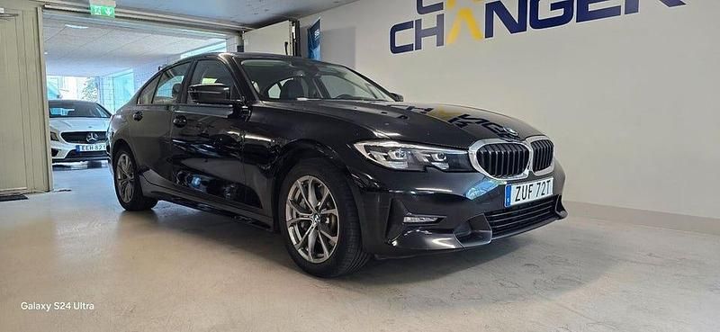 Svart Begagnad 2020 BMW 330 Sedan | 239 900 kr (Marknadspris) - Bild 1/4