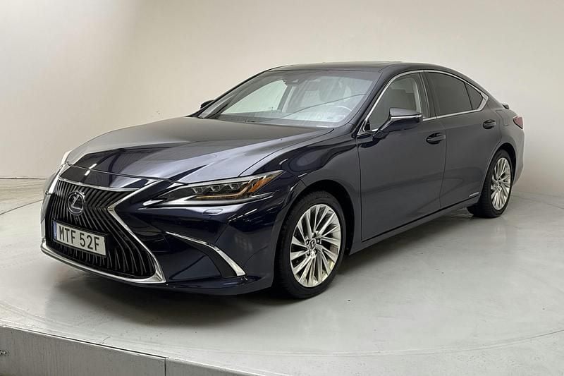 Mörkblå Begagnad 2021 Lexus ES300H Luxury Line Sedan | 305 000 kr (Superpris) - Bild 1/4