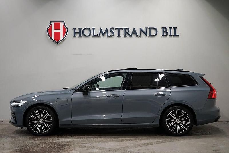 Grå Begagnad 2022 Volvo V60 Plus Kombi | 444 900 kr (Dyr) - Bild 1/4