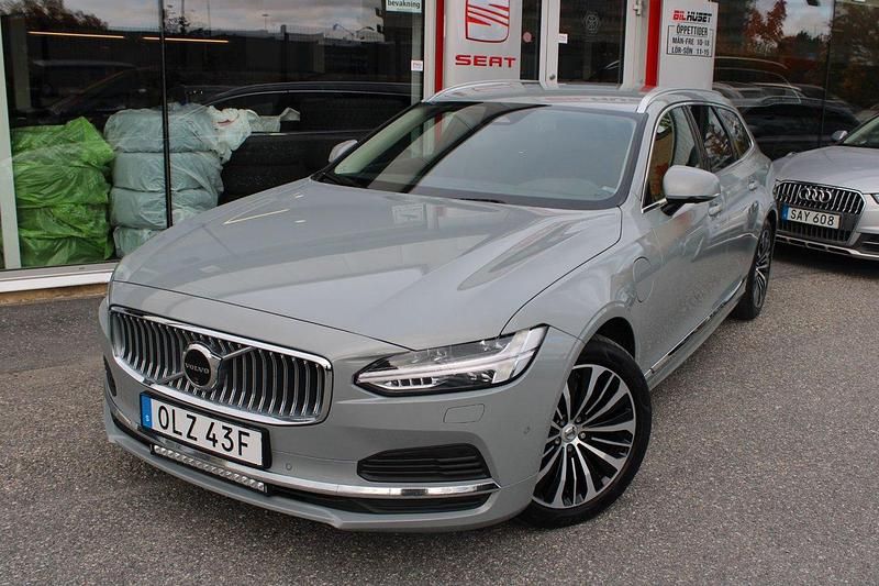 Grå Begagnad 2024 Volvo V90 Core Kombi | 409 900 kr (Marknadspris) - Bild 1/4