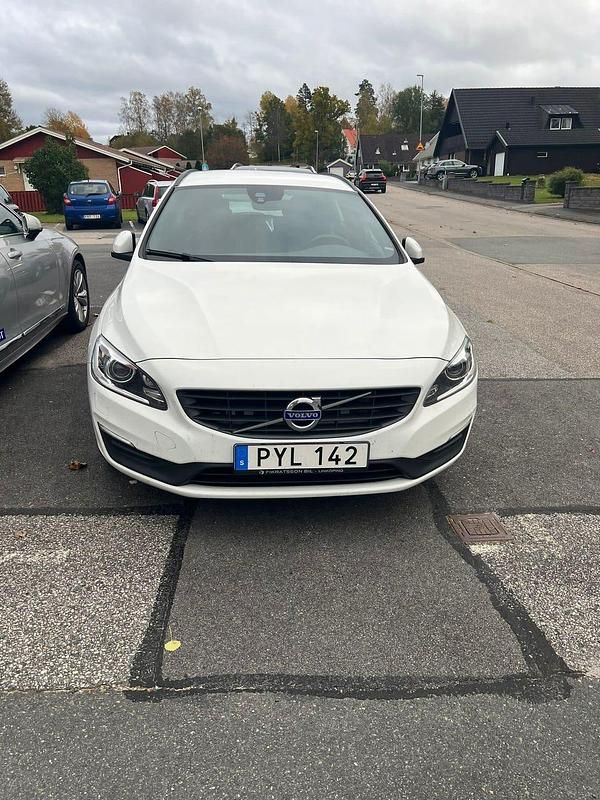 Begagnad Volvo V60 152 HK (111 kW) 2018 Vit Kombi