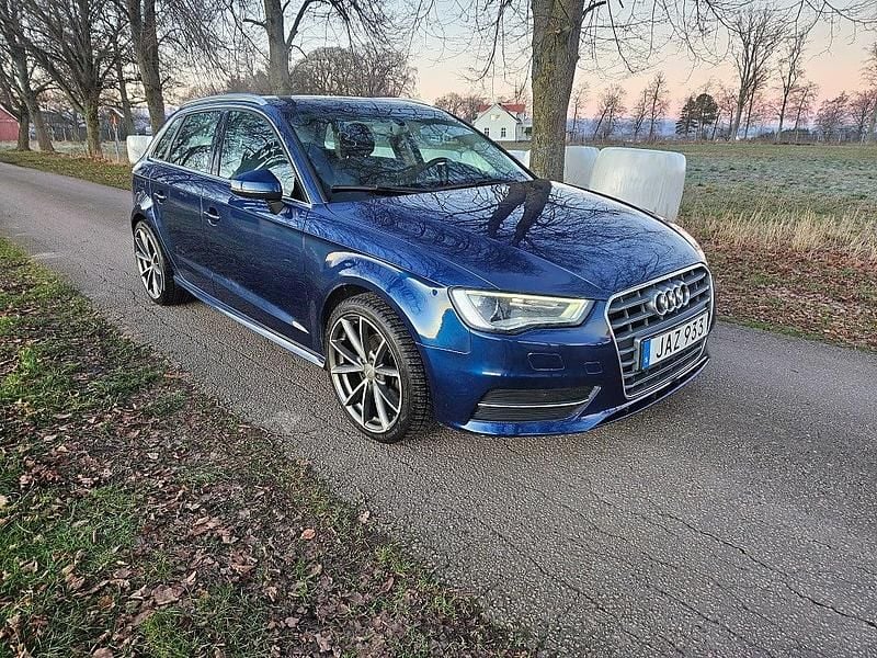 Blå Begagnad 2015 Audi A3 Sportback Attraction Halvkombi | 99 900 kr (Bra pris) - Bild 1/4