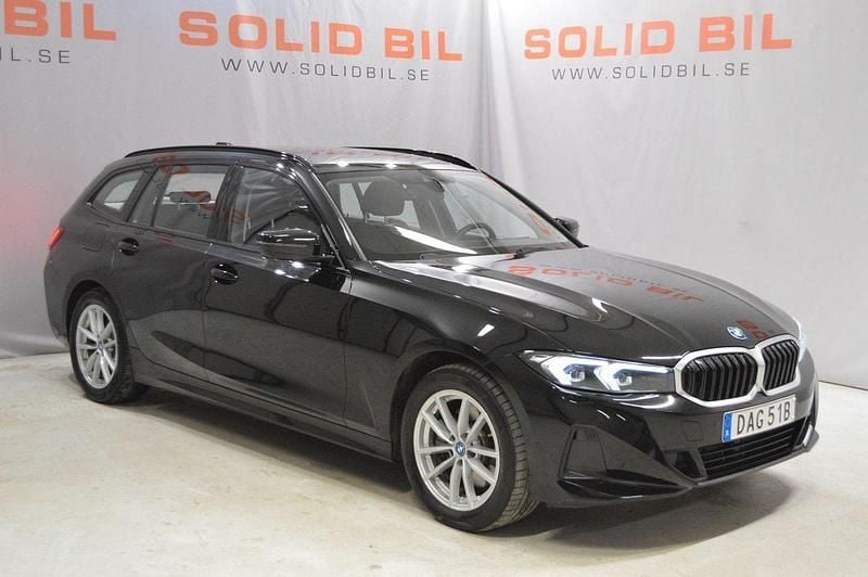 Svart Begagnad 2023 BMW 330e Shadowline Kombi | 369 900 kr - Bild 1/4