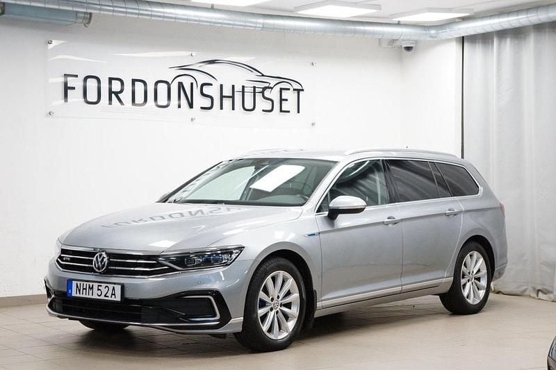 Silver Begagnad 2020 VW Passat Business Kombi | 209 000 kr (Marknadspris) - Bild 1/4
