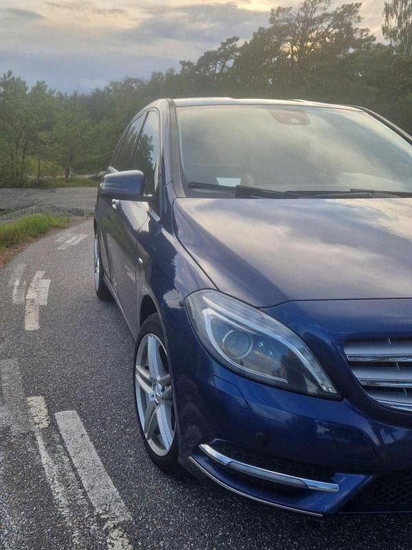 Blå Begagnad 2012 Mercedes B180 Minibuss | 65 000 kr (Lite dyr) - Bild 1/4