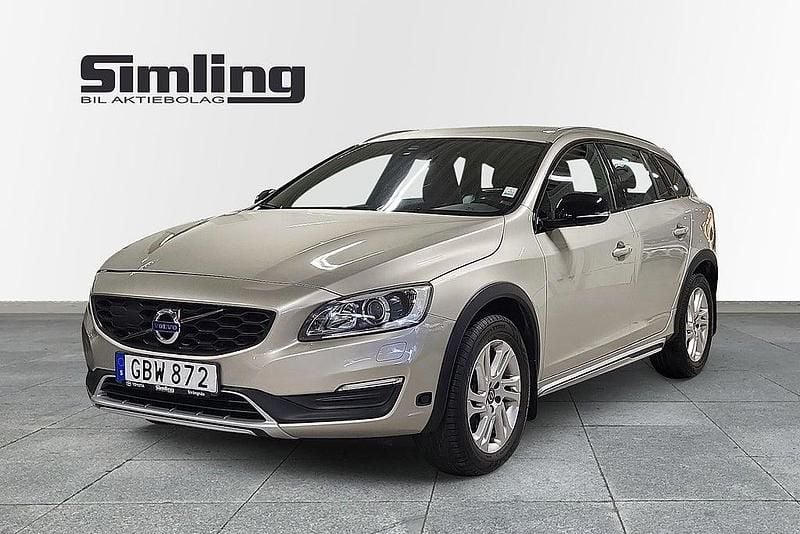 Brun Begagnad 2016 Volvo V60 CC Momentum Kombi | 184 900 kr (Bra pris) - Bild 1/4