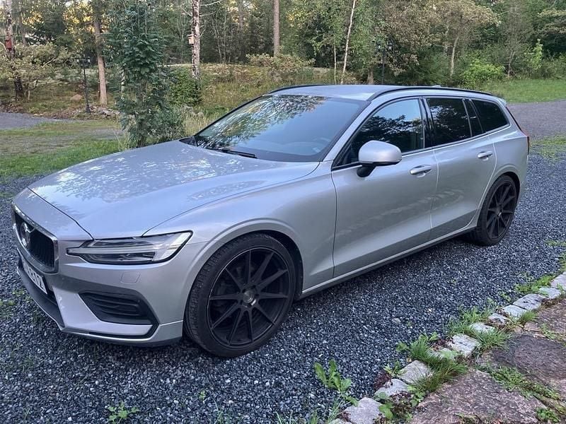 Silver Begagnad 2019 Volvo V60 Momentum Kombi | 185 000 kr (Lite dyr) - Bild 1/4