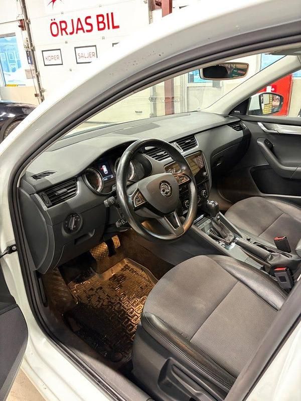 Begagnad Skoda Octavia Style 150 HK (110 kW) 2018 Vit Kombi
