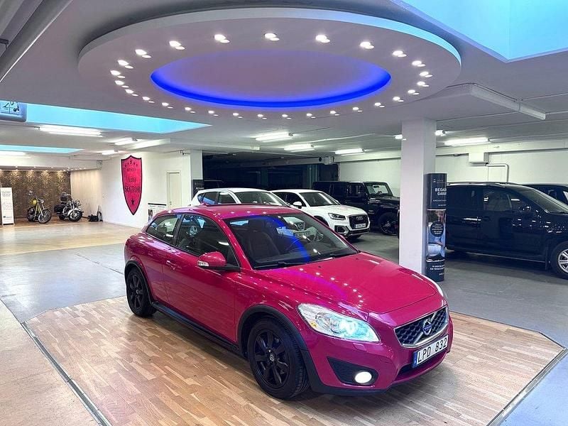 Röd Begagnad 2011 Volvo C30 Momentum Halvkombi | 47 900 kr (Marknadspris) - Bild 1/4