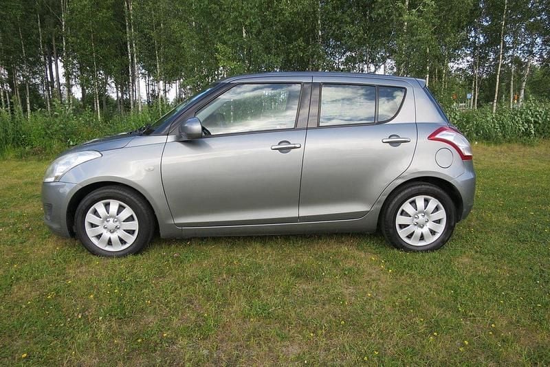 Grå Begagnad 2011 Suzuki Swift Halvkombi | 89 000 kr (Bra pris) - Bild 1/4
